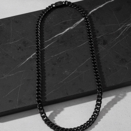 Collier chaîne noir sur marbre sombre