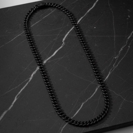 Collier chaîne noire sur surface en marbre