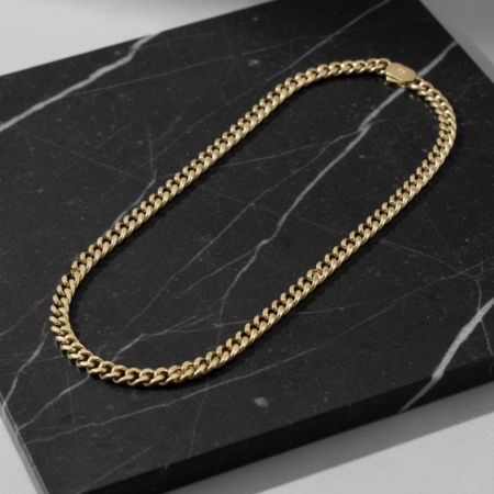 Collier chaîne en or sur marbre noir