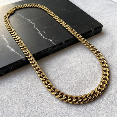 Collier chaîne en or sur marbre noir