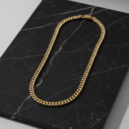 Collier chaîne en or sur marbre noir