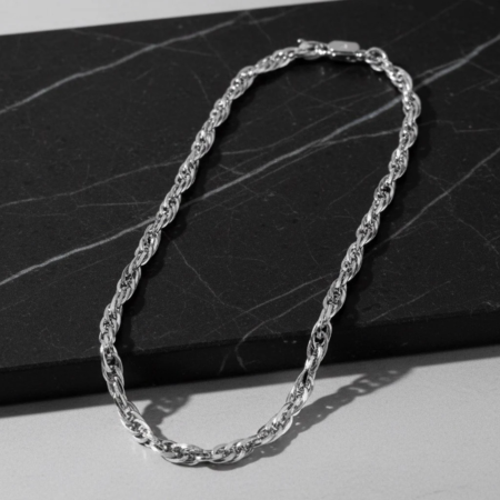 Collier chaîne argent sur surface marbre noir
