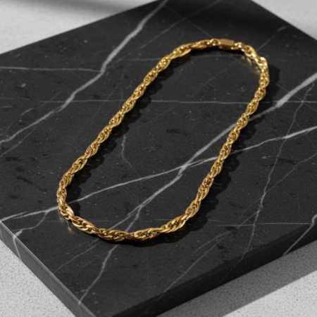 Collier en or torsadé sur marbre noir