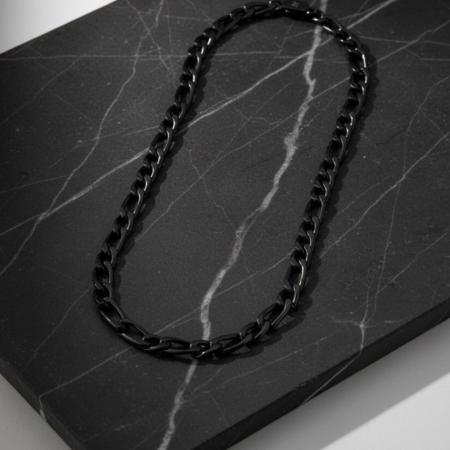 Collier chaîne noir sur surface en marbre