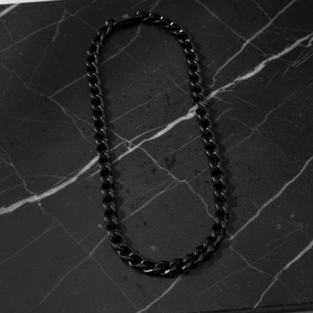 Collier chaîne noire sur marbre sombre