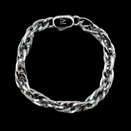 Bracelet chaîne en argent sur fond noir