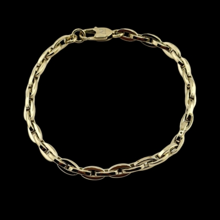 Bracelet chaîne en or sur fond noir