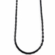 Collier chaîne noire en métal sur fond blanc