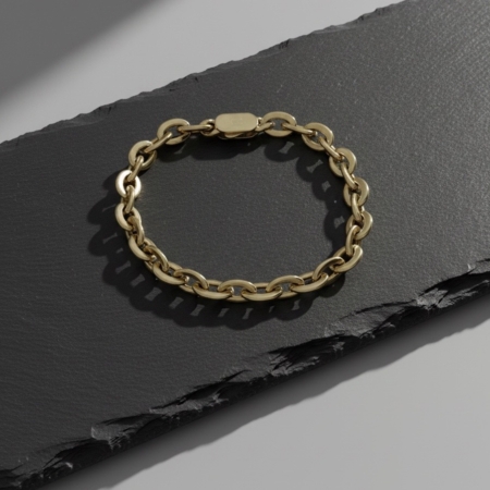 Bracelet chaîne en or sur surface noire
