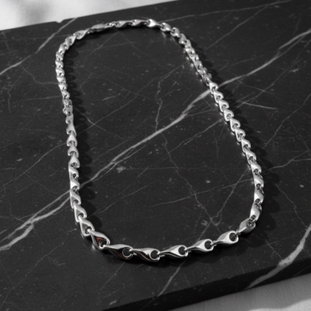 Collier en argent sur plaque de marbre noir