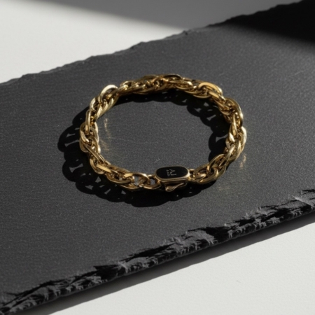 Bracelet chaîne en or sur fond sombre