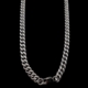 Collier chaîne en argent sur fond noir