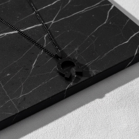 pendentif indomptable noir mat– 22”