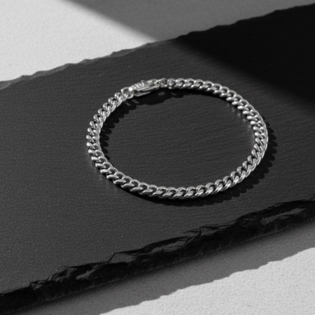 Bracelet chaîne argent sur plaque noire